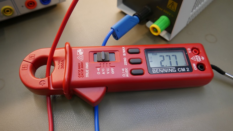 Strom messen mit einem Zangenamperemeter - Stromverbrauch einer MobiCool FR  40 im Betrieb ermitteln 